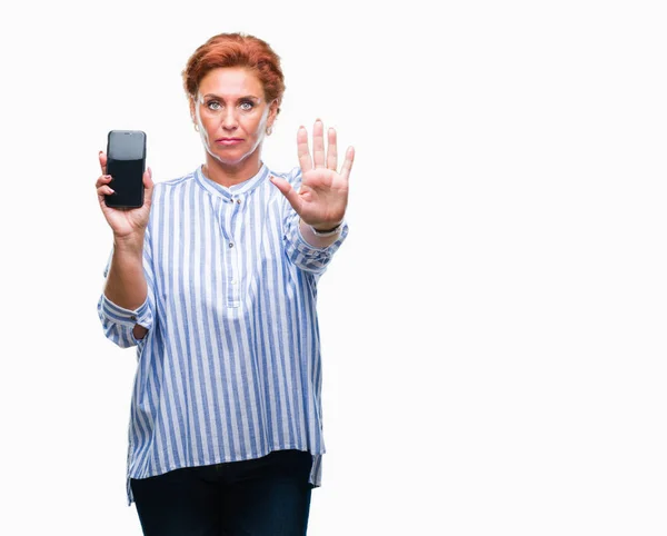 Attraktive Ältere Kaukasische Rothaarige Frau Zeigt Smartphone Bildschirm Vor Isoliertem — Stockfoto