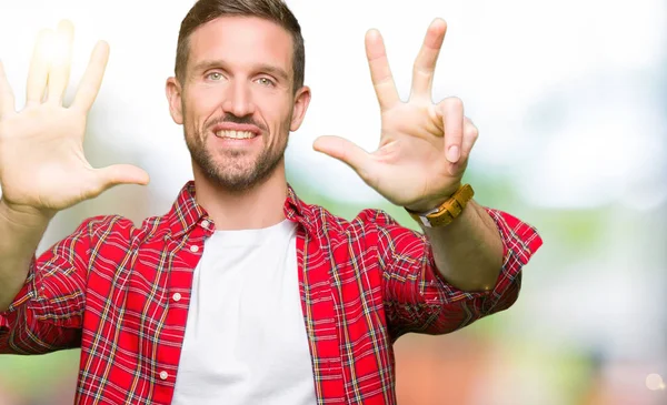 Pohledný Muž Neformální Košili Ukazující Ukazující Prsty Číslo Osm Když — Stock fotografie