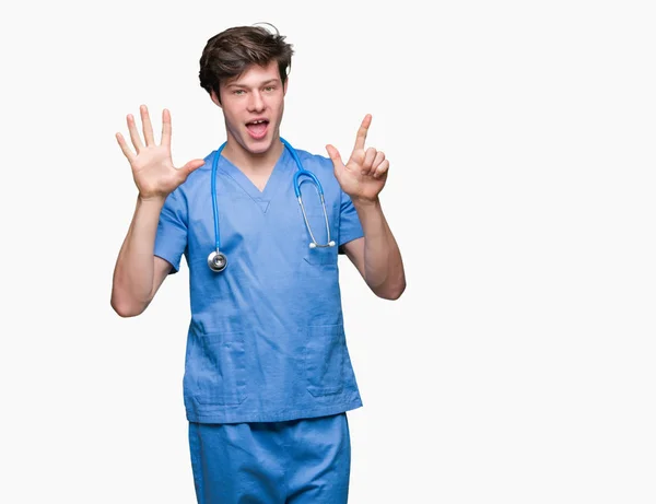 若い医者に医療制服を着て分離を示す背景と指で上向き数は自信を持って 幸せな笑みを浮かべている間 — ストック写真
