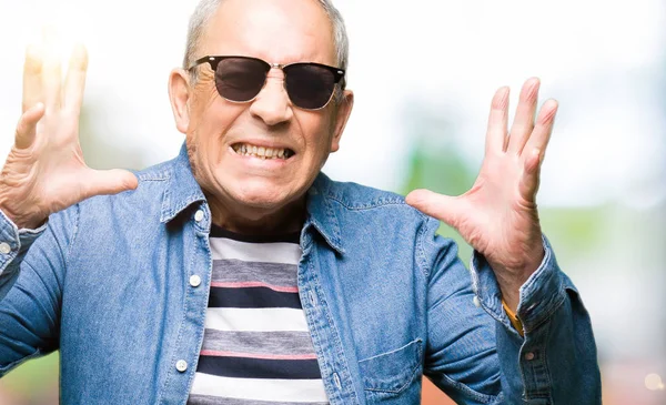 Handsome Senior Man Klädd Jeans Jacka Och Sol Glasögon Firar — Stockfoto