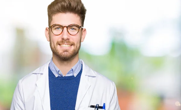 Νέος Επιστήμονας Όμορφος Άνθρωπος Φορώντας Γυαλιά Ένα Ευτυχισμένο Και Δροσερό — Φωτογραφία Αρχείου