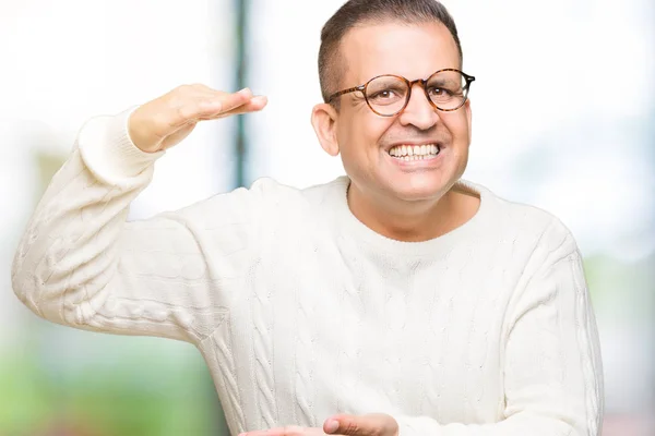 Medelåldern Arabiska Mannen Bär Glasögon Över Isolerade Bakgrund Gestikulerande Med — Stockfoto