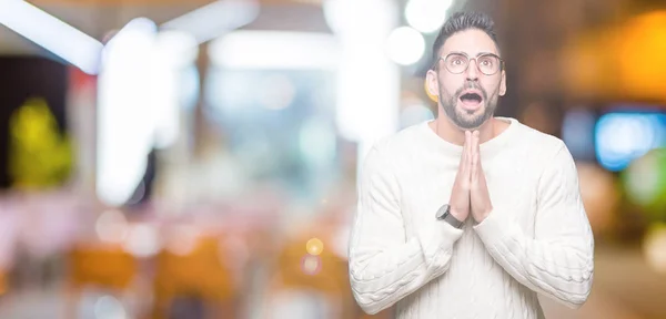 Joven Hombre Guapo Con Gafas Sobre Fondo Aislado Mendigando Rezando —  Fotos de Stock