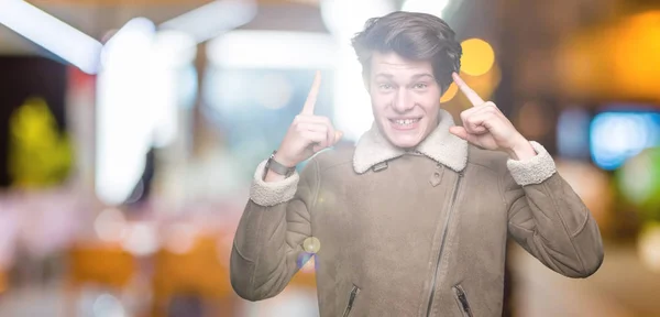 Homem Bonito Jovem Vestindo Casaco Inverno Sobre Fundo Isolado Sorrindo — Fotografia de Stock