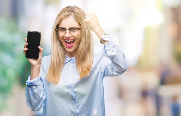 Junge Schöne Blonde Geschäftsfrau Zeigt Bildschirm Des Smartphones Über Isoliertem — Stockfoto