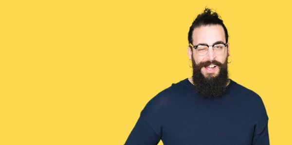 Homem Jovem Hipster Com Cabelos Longos Barba Vestindo Óculos Piscando — Fotografia de Stock