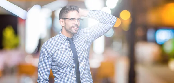 Jeune Homme Affaires Portant Des Lunettes Sur Fond Isolé Sourire — Photo