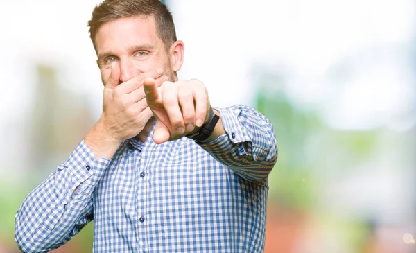 Bonito Homem Negócios Com Olhos Azuis Rindo Você Apontando Para — Fotografia de Stock