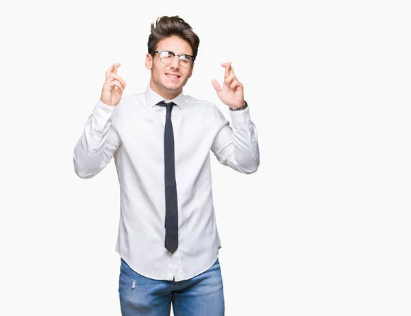 Ung Affärsman Bära Glasögon Över Isolerade Bakgrund Leende Korsning Fingrar — Stockfoto