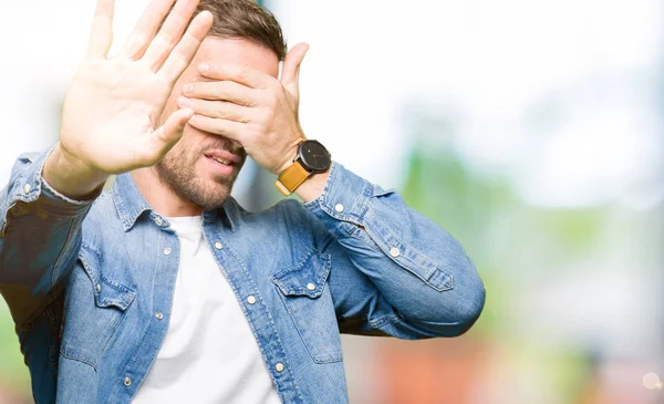 Beau Homme Aux Yeux Bleus Barbe Veste Denim Couvrant Les — Photo