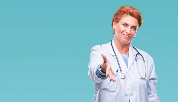 Ανώτερος Γιατρός Καυκάσιος Γυναίκα Φορώντας Ιατρική Στολή Πάνω Από Απομονωμένες — Φωτογραφία Αρχείου