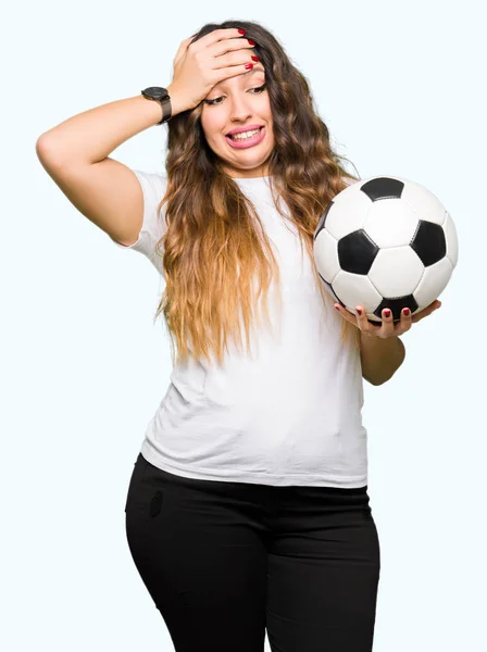 Junge Erwachsene Frau Mit Fußballball Gestresst Mit Der Hand Auf — Stockfoto