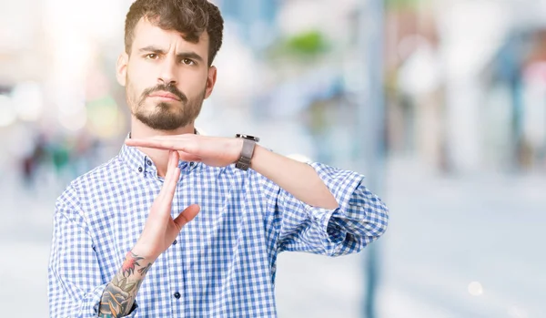 Jovem Homem Negócios Bonito Sobre Fundo Isolado Fazendo Tempo Fora — Fotografia de Stock