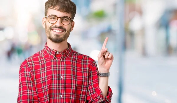 Fiatal Jóképű Férfi Szemüveg Elszigetelt Háttér Egy Nagy Mosollyal Arcán — Stock Fotó