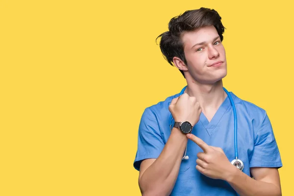 Jovem Médico Vestindo Uniforme Médico Sobre Fundo Isolado Pressa Apontando — Fotografia de Stock