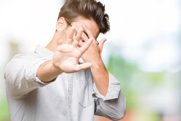 Joven Hombre Guapo Con Gafas Sobre Fondo Aislado Cubriendo Los —  Fotos de Stock