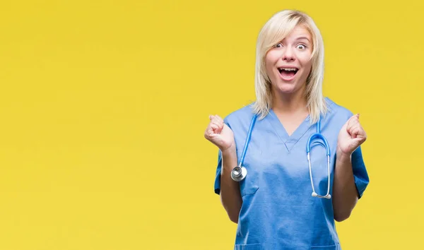 Joven Hermosa Doctora Rubia Vistiendo Uniforme Médico Sobre Fondo Aislado —  Fotos de Stock