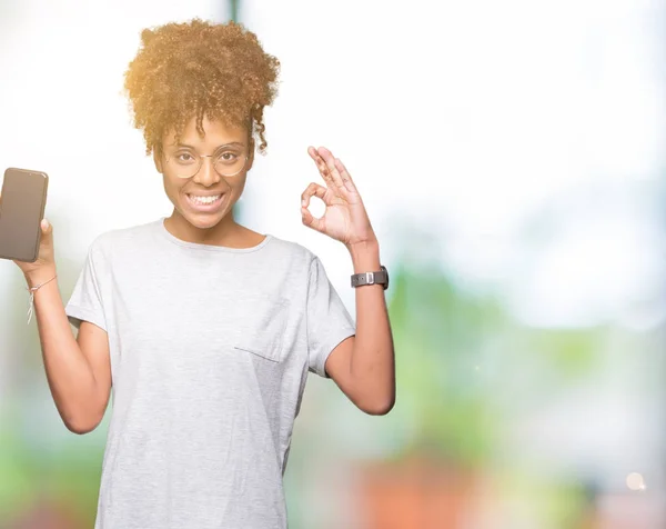 Genç Afro Amerikan Kadın Gösteren Smartphone Ekran Parmak Mükemmel Sembolü — Stok fotoğraf