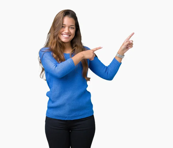 Joven Hermosa Morena Vistiendo Suéter Azul Sobre Fondo Aislado Sonriendo — Foto de Stock