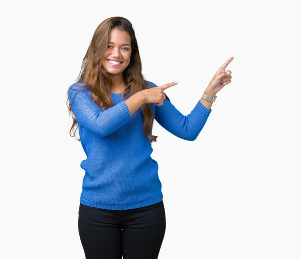 Giovane Bella Donna Bruna Indossa Maglione Blu Sfondo Isolato Sorridente — Foto Stock