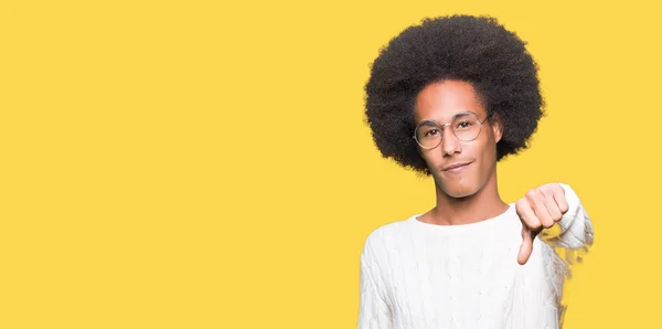 非洲青年美国男子戴着非洲头发戴眼镜 看起来不开心和愤怒 表现出拒绝和消极的大拇指向下的姿态 错误的表达 — 图库照片