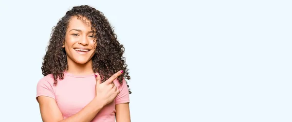 Mulher Bonita Nova Com Cabelo Encaracolado Vestindo Camiseta Rosa Alegre — Fotografia de Stock