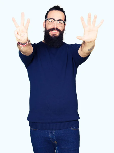 Homem Jovem Hipster Com Cabelos Longos Barba Vestindo Óculos Mostrando — Fotografia de Stock