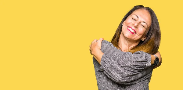 Vacker Medelålders Affärs Kvinna Hugging Sig Lycklig Och Positiv Leende — Stockfoto