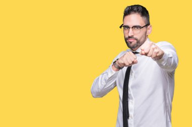 Kavga etmek izole arka plan kum yumruk, saldırgan ve kızgın saldırı, tehdit ve şiddet gözlüklü genç yakışıklı iş adamı