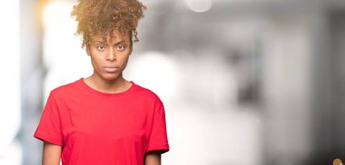 Güzel genç Afro-Amerikan kadın izole arka plan şüpheci ve sinir, papatyanın üzgün sorun nedeniyle yüzünden. Negatif kişi.