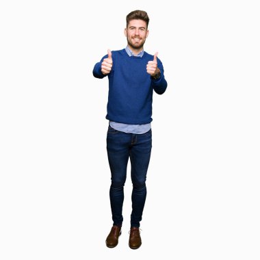 Genç yakışıklı bussines adam el ile pozitif jest yapıyor onaylama başparmak gülümseyen ve başarı için mutlu. Kamera, kazanan jest arıyorsunuz.