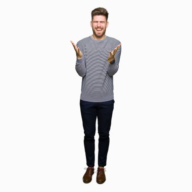 Çizgili süveter kızgın ve silah ile başarı için deli kutluyor giyen genç yakışıklı adam kaldırdı ve heyecanlı çığlık gözler kapalı. Kazanan kavramı