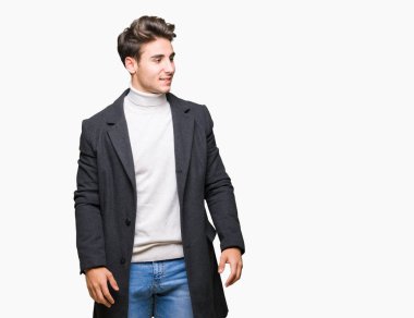 Üzerinde kış ceket giyen genç zarif adam arka plan uzak tarafına gülümseme ile yüzünde, doğal ifade arıyorum izole. Kendine güvenen gülüyor.