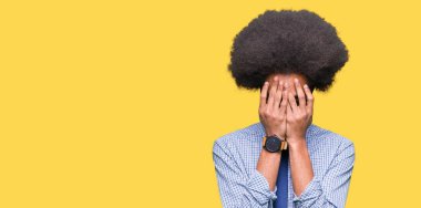 Afro saçlı gözlüklü yüz eller ile ağlayarak süre kapsayan üzgün ifade ile genç Afro-Amerikalı iş adamı. Depresyon kavramı.
