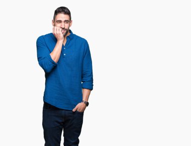 Genç yakışıklı adam stresli ve gergin ile izole arka plan üzerinde tırnak ısırma dudaklarından eller. Anksiyete sorunu.