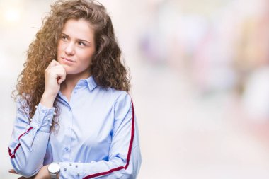 Güzel esmer kıvırcık saçlı Genç kız giyen elgant bakın arka plan çene düşünme hakkında soru, dalgın ifade üzerine el ile izole. Düşünceli yüzüyle gülümsüyor. Şüphe kavramı.