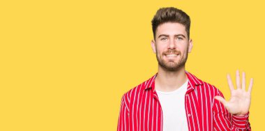 Yakışıklı delikanlı gösterilen ve parmakları ile işaret kırmızı gömlek giymiş beş kendinden emin ve mutlu gülümseyerek iken numara.