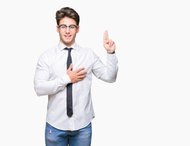 Genç iş adamı gözlük izole üzerinden Swearing göğüs ve bir sadakat sözü yemin yapma parmaklar, el ile arka plan