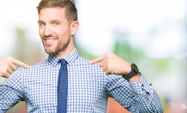 Yüz gülümseme ile kendine güvenen görünümlü kravat giyen yakışıklı iş adamı, parmaklarıyla gurur ve mutlu kendini işaret.