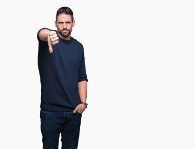 Mutsuz ve kızgın ret gösterilen ve başparmak aşağı hareketi ile negatif seyir izole arka plan üzerinde kazak giyen genç yakışıklı adam. Kötü ifade.