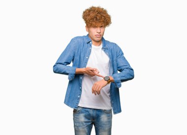 İşaret seyretmek zaman, sabırsızlık, üzgün ve kızgın için son tarih gecikme için acele denim ceket giyen afro saçlı Genç yakışıklı adam