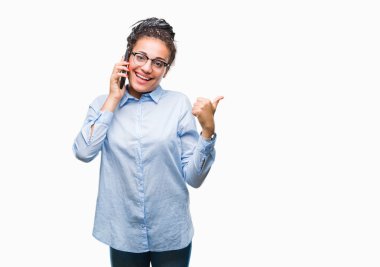 Genç örgülü saç Afro-Amerikan iş kız gösteren arama smartphone işaret ve başparmak kadar mutlu yüz gülümseyen tarafı ile gösteren izole arka plan üzerinde kullanma