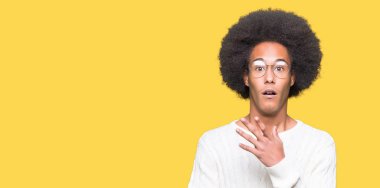 Afro saçlı Genç Afrikalı Amerikalı adam gözlük korkuyor ve sürpriz ifade, korku ve heyecanlı yüz ile şok giyiyor.