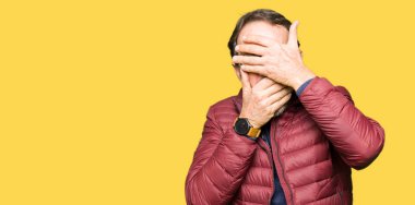 Orta yaş yakışıklı adam gözlük ve kış kapsayan gözler kat ve şaşırttı ve şok ellerle ağız. Duygu gizleme