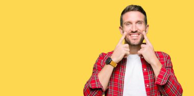 Rahat gömlek giyen yakışıklı adam açık ağız ile gülümseyen, parmaklar işaret ve neşeli gülümseme zorlayarak