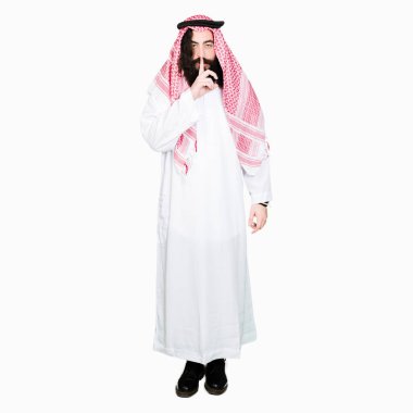 Arap iş adamı dudaklarında parmak ile sessiz olmanı geleneksel keffiyeh eşarp uzun saçlı. Sessizlik ve gizli kavramı.