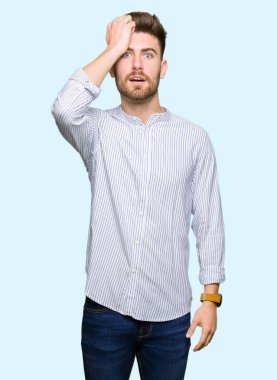 Yanlışlıkla eli başında şaşırmış genç yakışıklı adam, hatayı hatırla. Unuttum, kötü hafıza konsepti.