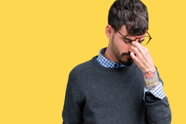 Genç yakışıklı zeki adam gözlüklü izole arka plan üzerinde sürtünme burun ve göz yorgunluğu ve baş ağrısı duygu yorgun. Stres ve hayal kırıklığı kavramı.