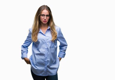 Kızgın ve korkmuş ağlayan genç güzel sarışın iş kadın depresif izole arka plan ve sıkıntı, endişe içinde gözlük takıyorum. Üzgün ifade.