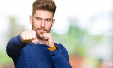 Genç yakışıklı bussines savaşmak için kum yumruk, saldırgan ve kızgın saldırı, tehdit ve şiddet dostum